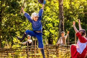 Emil i Lönneberga gör ett traditionellt hopp i Astrid Lindgrens Värld i autentisk miljö.